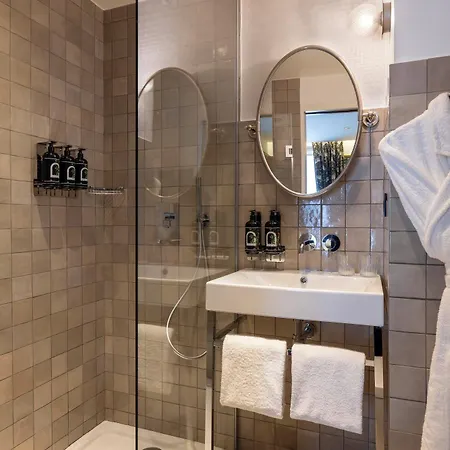 Hotel Ginette A La Folie & 4*