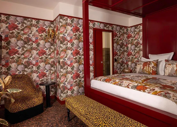 Ginette A La Folie & 4*