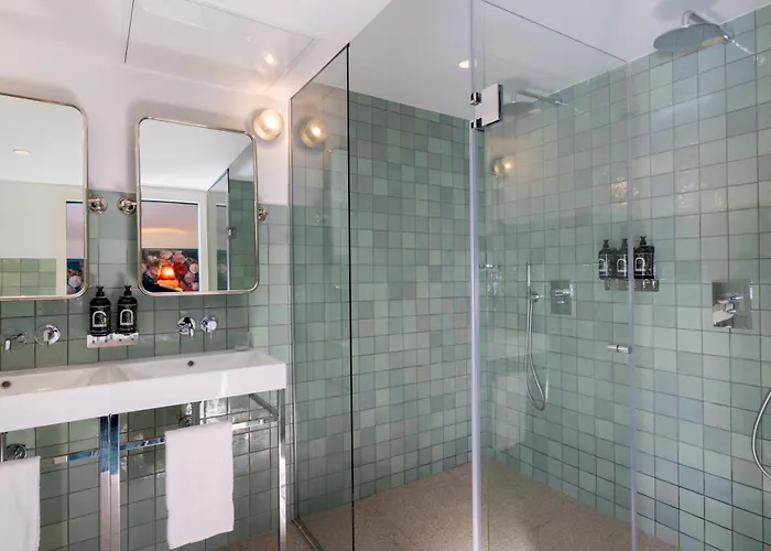 Ginette A La Folie & 4*