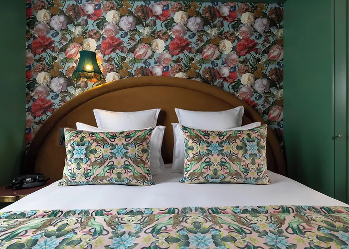 Ginette A La Folie & 4*