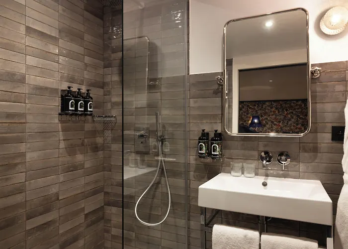 Ginette A La Folie & 4* Paris